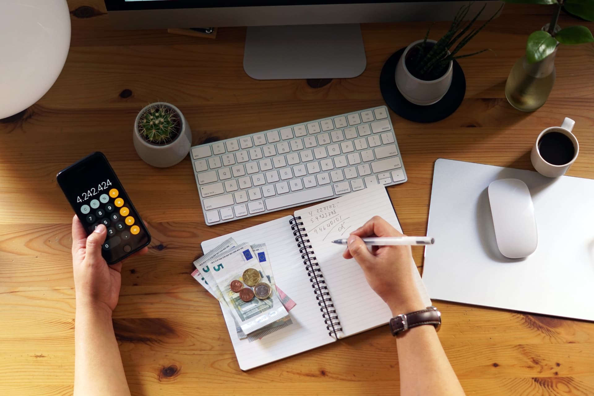 Empreendedor trabalhando em finanças pessoais